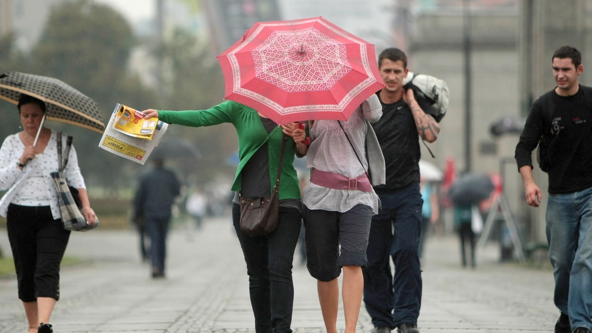 Nadchodzące święta będą bardziej deszczowe i chłodniejsze niż ostatnie dni. Synoptyk z Instytutu Meteorologii i Gospodarki Wodnej Małgorzata Tomczuk ostrzega, że już od dziś będzie robić się dużo chłodniej. Na zachodzie kraju na drogach zalega... błoto pośniegowe po nocnych opadach.