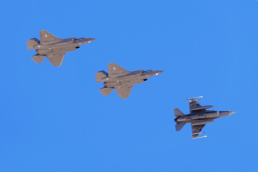 USAF nie są już zainteresowane nowymi F-16 lecz kupują w ich miejsce F-35, reprezentujące następną generację wielozadaniowych samolotów bojowych..