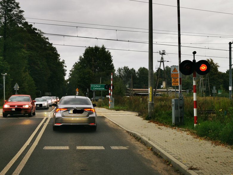 Szlaban otwarty, ale czerwone światło jeszcze "nadaje". Kierowcy popełniają wykroczenia za 2000-4000 zł