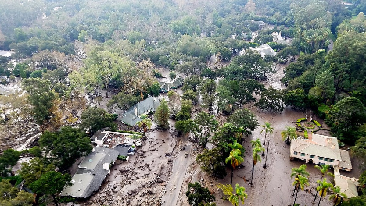 epa06430055 - USA WEATHER RAIN AND MUD (Mudslides follow wildfires in California)