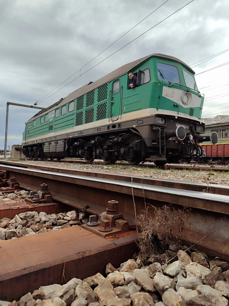 Masinovođa Miša Radivojević u lokomotivi kojom upravlja