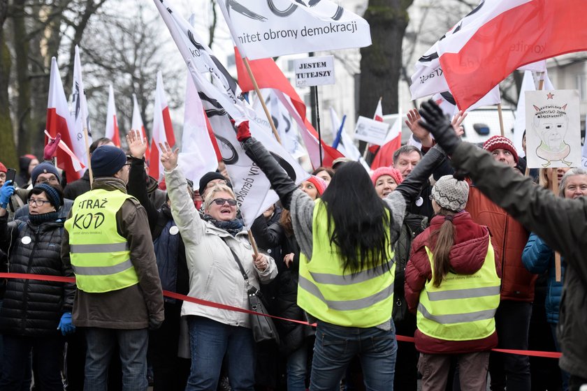 Dziwaczna pikieta pod Trybunałem. Dlaczego się tak przebrali?