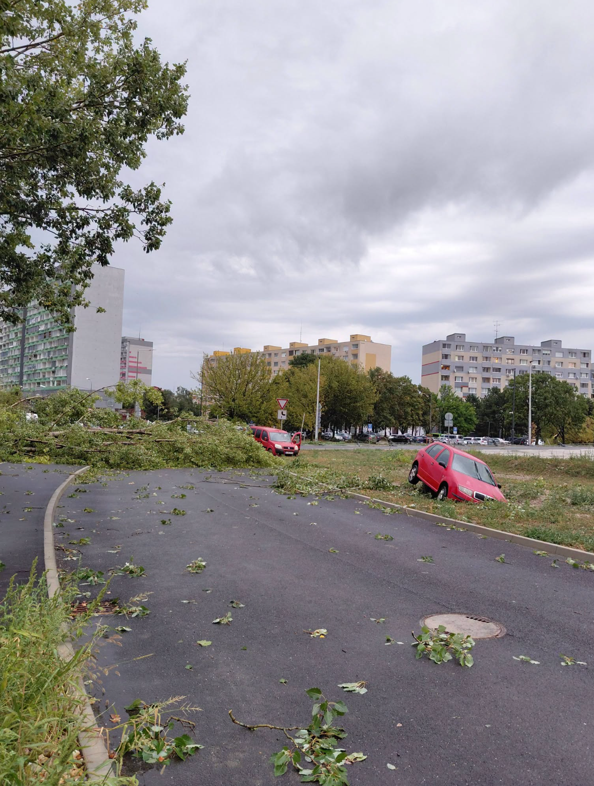 Následky búrky v Petržalke.