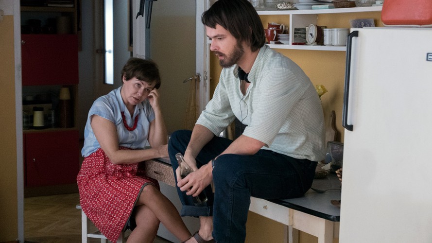 Kadr z filmu 'Ostatnia rodzina'. Tomasz Beksiński (Dawid Ogrodnik) siedzi w kuchni u mamy, Zofii Beksińskiej (Aleksandra Konieczna) / fot. Hubert Komerski