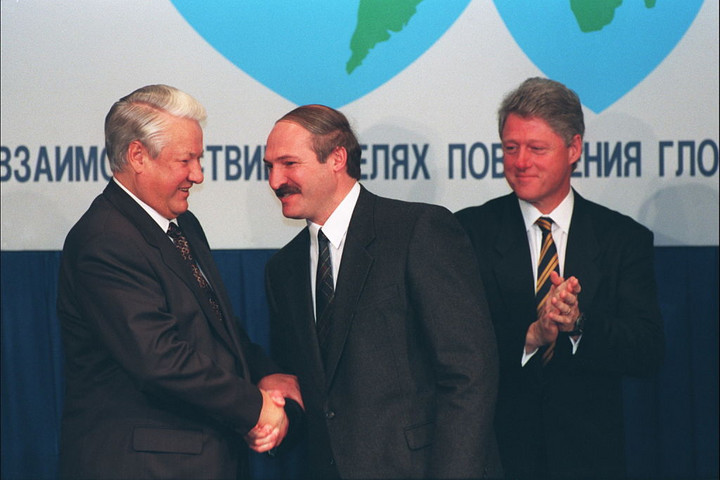 Prezydent Rosji Borys Jelcyn (z lewej) podczas spotkania z Łukaszenką i prezydentem USA Billem Clintonem - 1994 r.