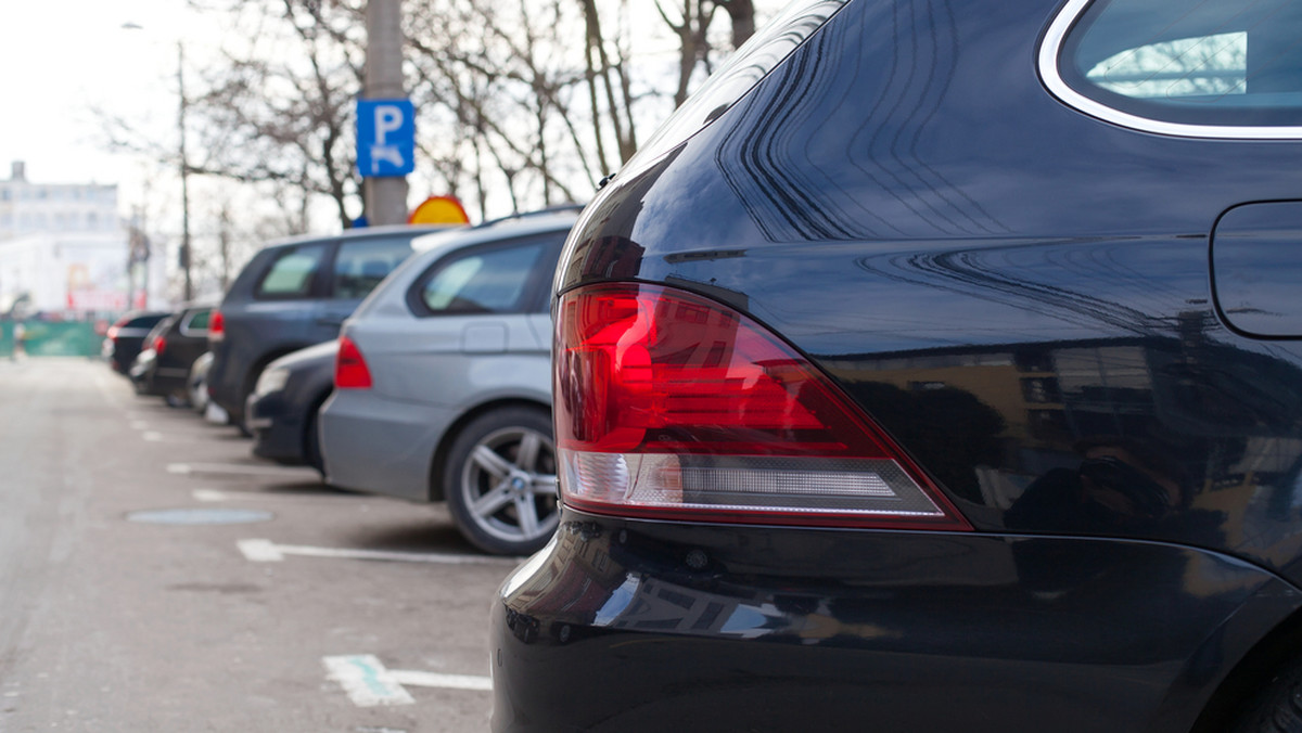 Podniesienie opłat za parkowanie to jedyna szansa na ograniczenie liczby samochodów w centrach miast - wynika z raportu Zespołu Doradców Gospodarczych TOR i Polskiej Organizacji Branży Parkingowej. O treści dokumentu informuje Radio Zet.