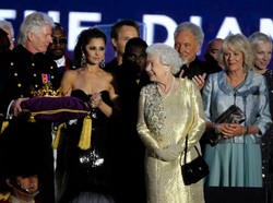 Cole wielbicielką Ewy Minge. Gwiazda promuje stroje Polki - przed królową