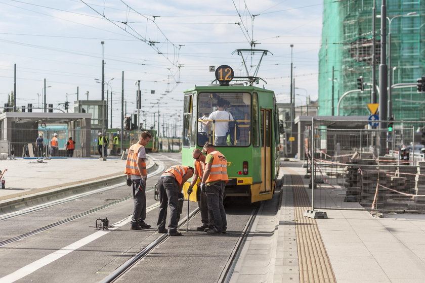 Naprawiają fuszerkę na rondzie Kaponiera i ulicy Roosevelta