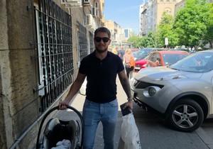 Joca Stefanović stigao po sina i ženu u porodilište