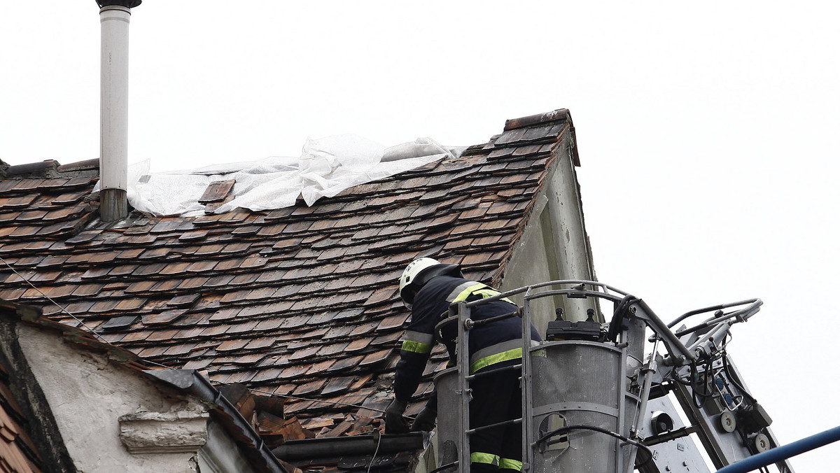 Ludzie narażają życie, by ratować swój dobytek w jednym ze zniszczonych przez burze domów w Legnicy. Wchodzą do kilkupiętrowego budynku, który jest kompletnie zdewastowany i w każdej chwili grozi zawaleniem - informuje RMF FM.