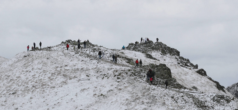 Śnieg w Tatrach. Trudne warunki na szlakach