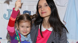 Viola Kołakowska z dziećmi na otwarciu sklepu