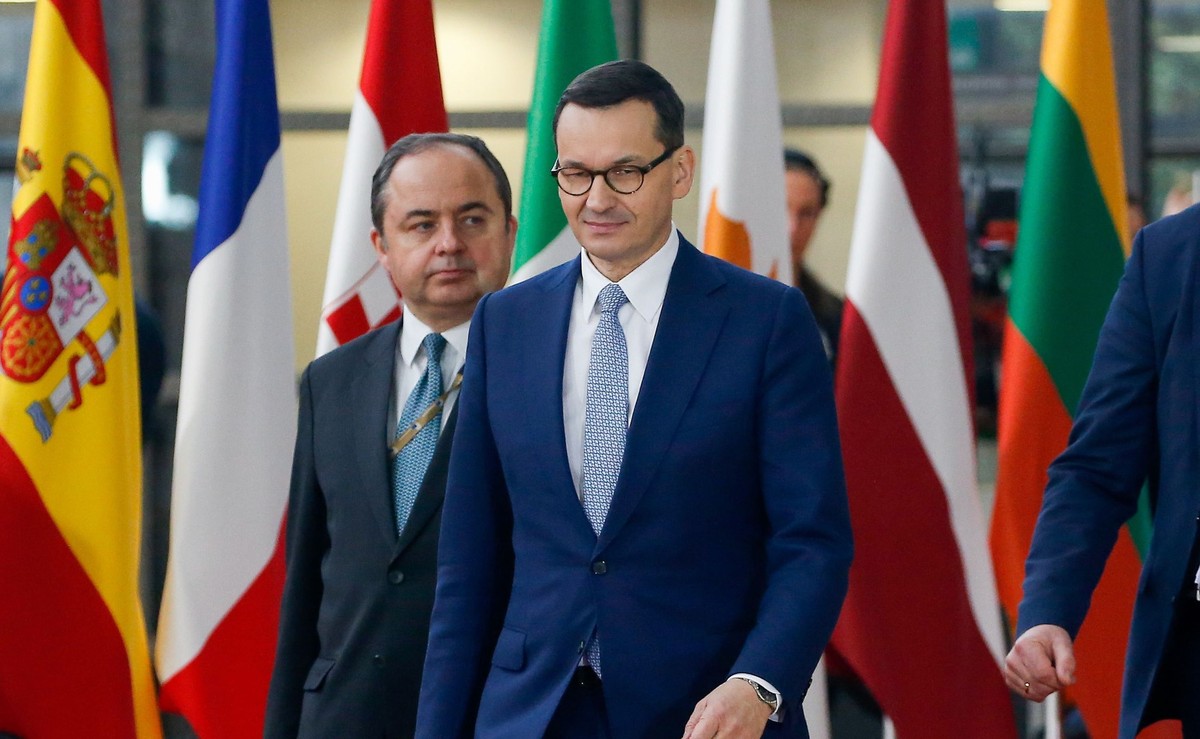 Staramy się docierać do obywateli z najwłaściwsza pigułą, nomem omen, informacyjną na ten moment i robić to wszystko, co trzeba, co robią profesjonalne służby państw, żeby zapobiegać raczej niż leczyć - powiedział Mateusz Morawiecki
