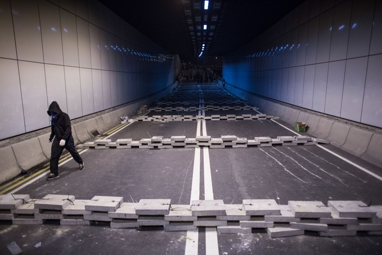 - Dla młodych ludzi w Hongkongu kupno mieszkania, czy to w centrum, czy na peryferiach, jest niemożliwe nawet, jeżeli posiadają dobrą pracę. Być może ceny żywności w Szwecji są wysokie, ale koszty zakupu mieszkania są bardzo niskie w porównaniu z naszymi – mówi student Dawn Wong. v Na zdj. Zapory zbudowana z betonowych bloczków, ustawione w tunelu drogowym.