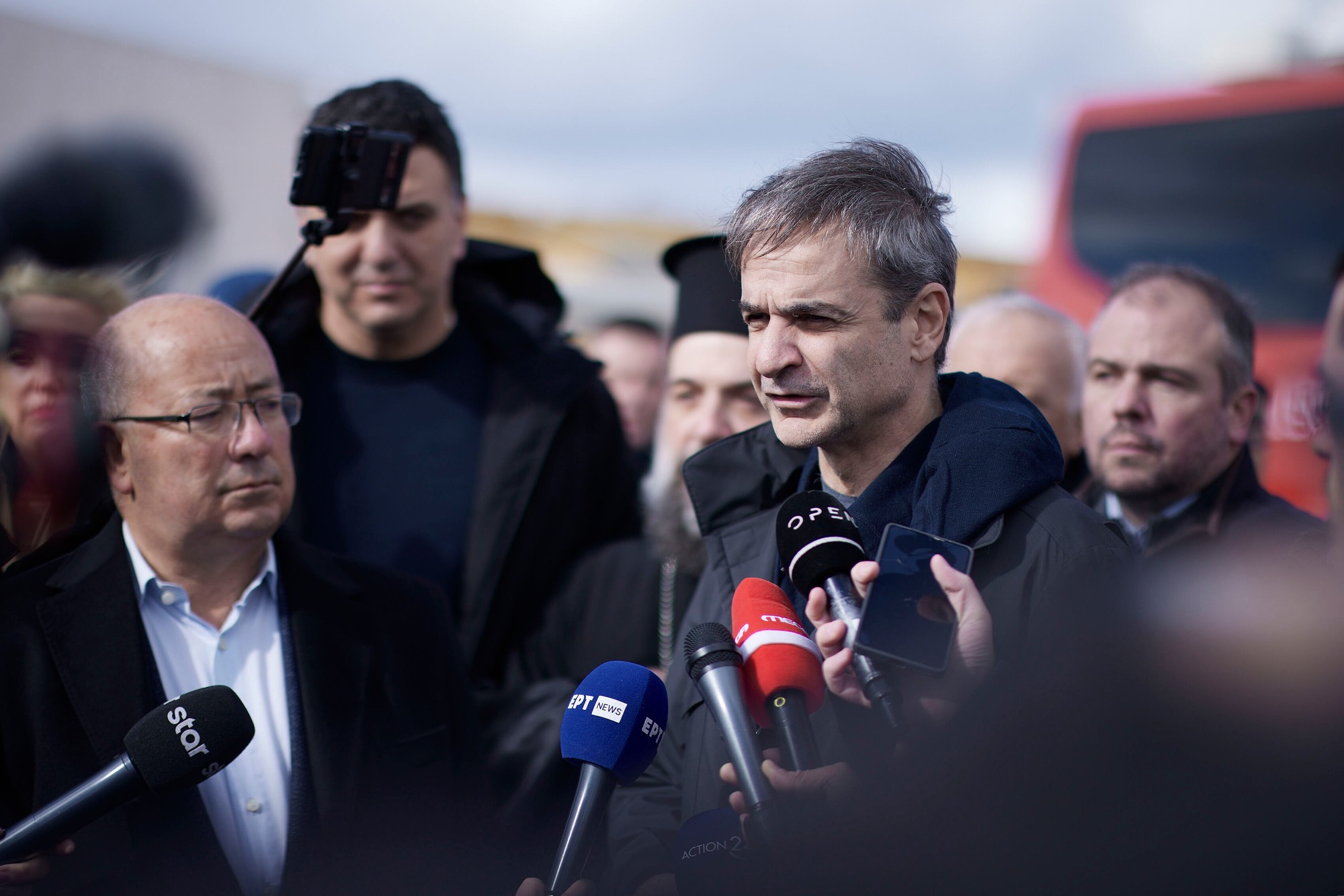 Grécky premiér Kyriakos Mitsotakis hovorí s novinármi vedľa starostu Santorini Nikosa Zorzosa na ostrove Santorini.