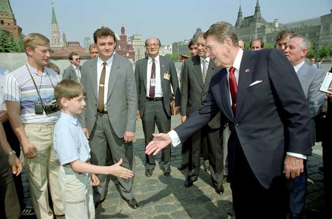 Słynne zdjęcie z 1988 roku, wykonane w czasie wizyty Ronalda Reagana na Placu Czerwonym w Moskwie. W grupie turystów ma rzekomo stać Władimir Putin, wówczas oficer KGB.
