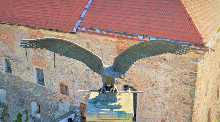 A Turul szobor a Munkácsi várnál