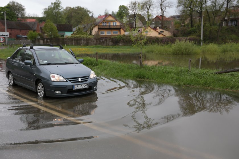 Wody w Odrze niebezpiecznie przybywa. IMG ostrzega