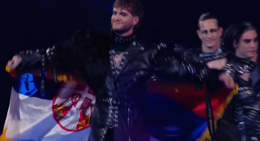 Srpska zastava i grupa Lavina