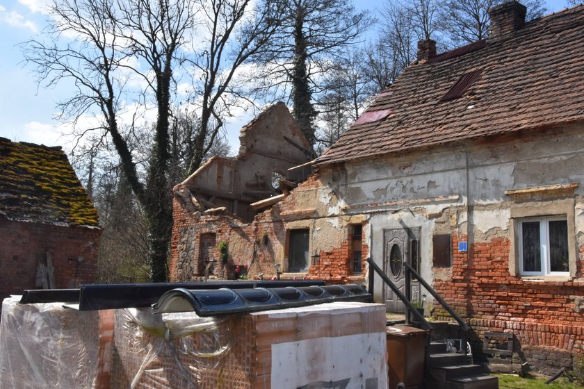 Stary dom nie nadaje się do zamieszkania.