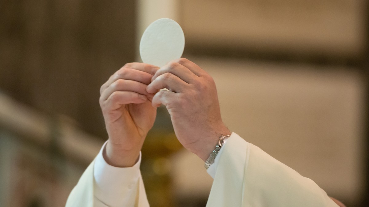 Cud w Legnicy - donosi Kościół. Wydarzenie z parafii św. Jacka "nosi znamiona cudu eucharystycznego", twierdzi biskup Zbigniew Kiernikowski. To kolejny w ostatnich latach cud eucharystyczny, jaki miał miejsce na terenach Polski. Dodatkowo w badaniu niemal identycznego wydarzenia, które miało miejsce w 1996 roku, uczestniczył kard. Bergoglio, obecny papież Franciszek. O co dokładnie chodzi? Postanowiliśmy sprawdzić.