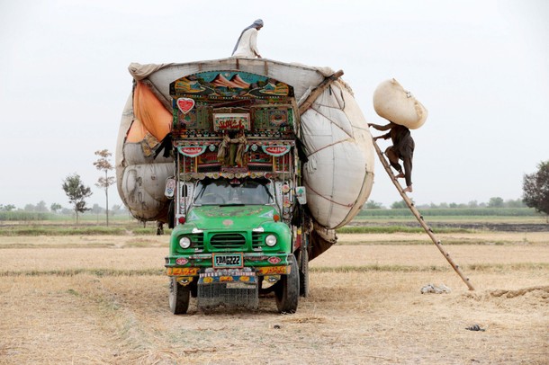 The Wider Image: Keep on trucking: Art on the move in Pakistan