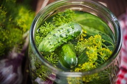 Dodaj do wody i namocz w tym ogórki. Po ukiszeniu będą twarde i chrupiące