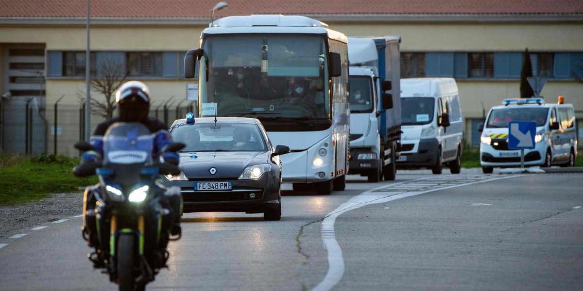 20 pasażerów francuskiego samolotu ma objawy zakażenia koronawirusem