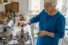 Niższe rachunki za prąd i gaz dla seniorów. Od 1 marca 2026 r. wzrasta kwota popularnego świadczenia