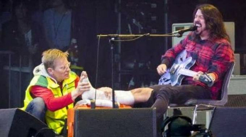 Dave Grohl złamał nogę na koncercie i... grał dalej [WIDEO]