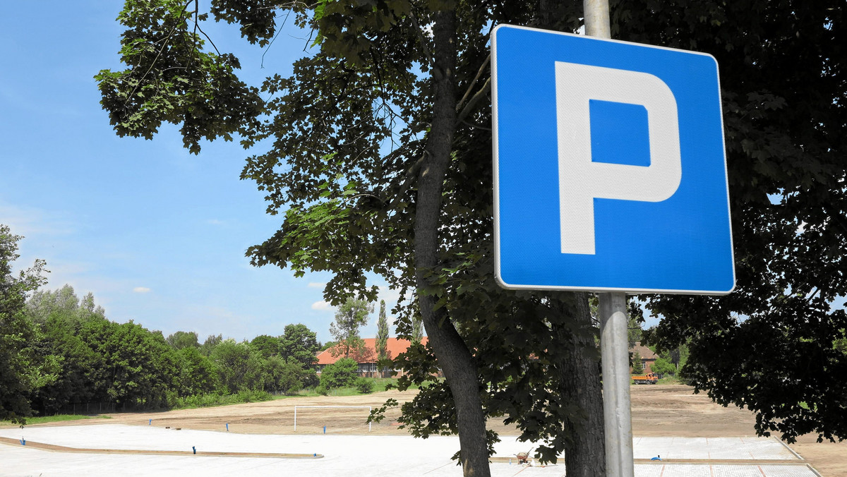 Świętokrzyska Policja apeluje o ostrożną jazdę na drodze w okolicach Chańczy i stosowanie się do nowych znaków dotyczących między innymi parkowania.