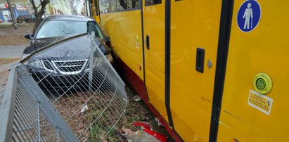 Wypadek na Bałutach w Łodzi. Kierująca saabem nie zauważyła tramwaju na ulicy Limanowskiego. 