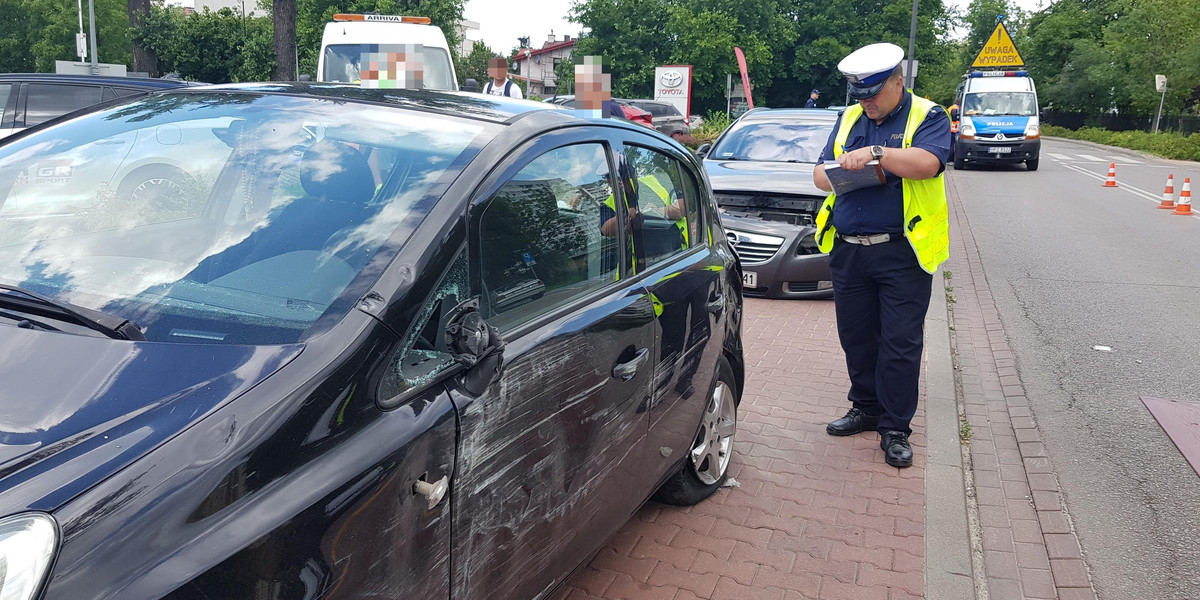 Wypadek autobusu w Warszawie. Kierowca wjechał w zaparkowane samochody