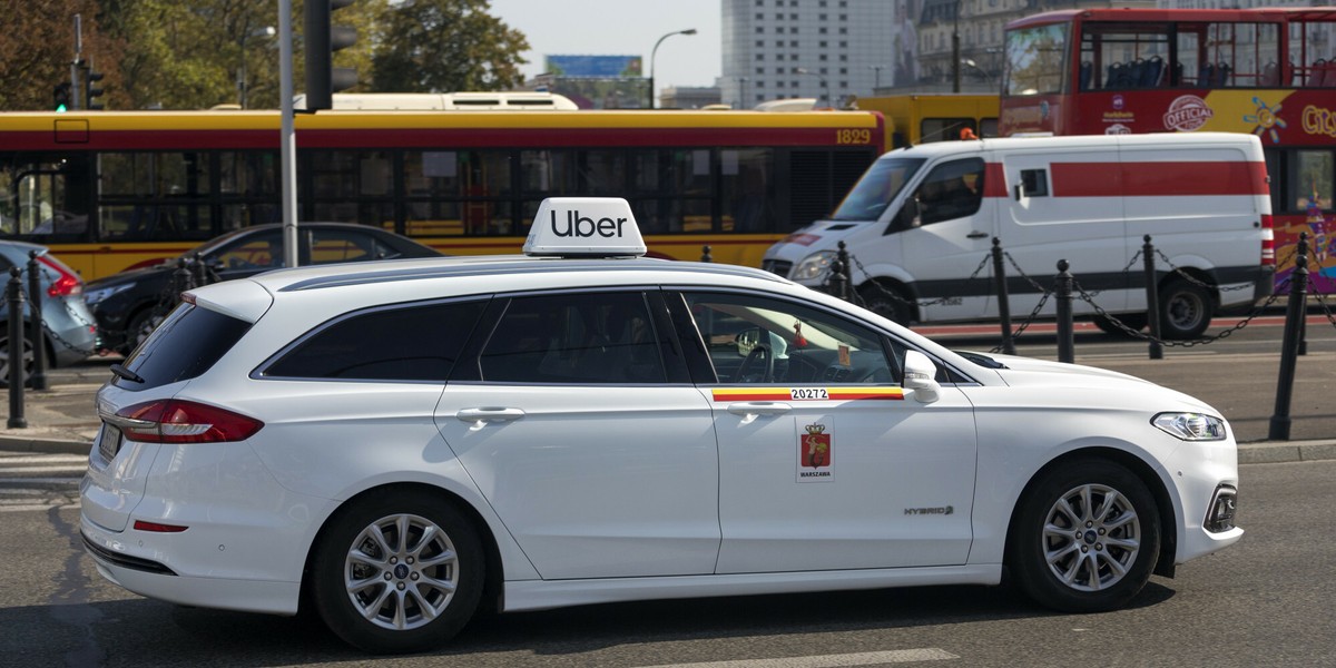 Od 2021 roku zamawiając przejazd Uberem, Boltem czy zwykłą taksówką, możemy mieć pewność, że przyjedzie po nas oznakowane auto z licencjonowanym kierowcą. 