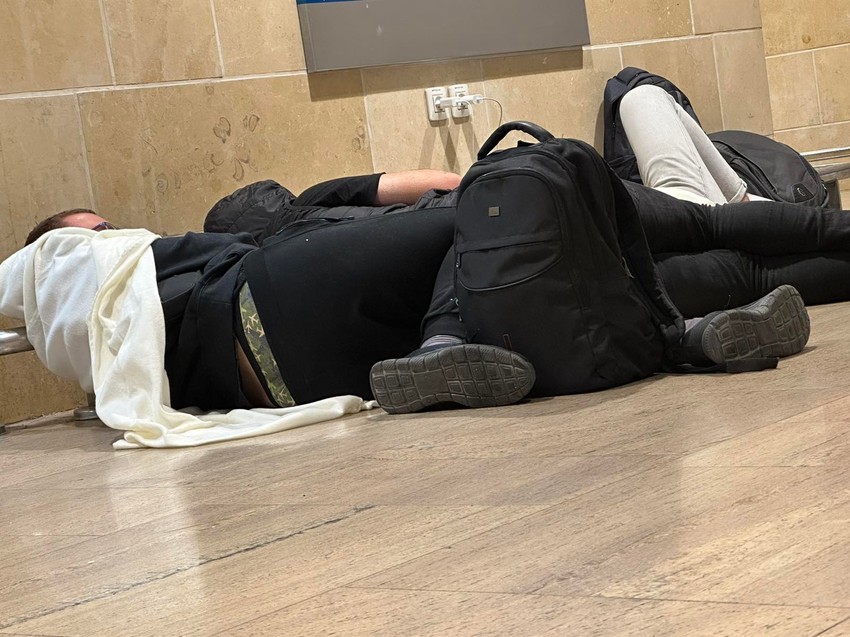 Spavali na podu aerodroma dok nije obezbeđen avion