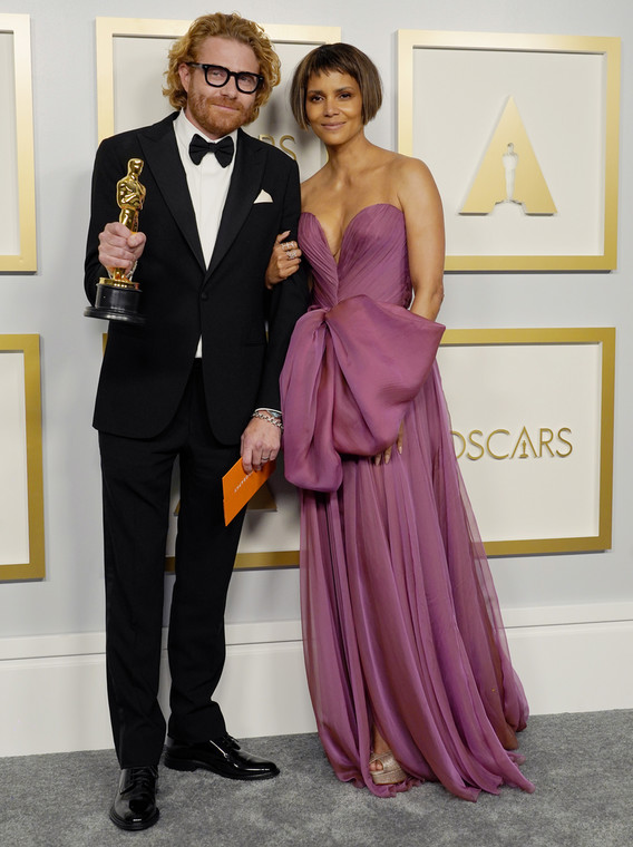 Erik Messerschmidt, zwycięzca Oscara za zdjęcia do filmu "Mank" wraz z Halle Berry