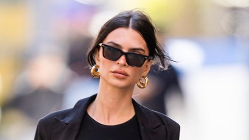 Csak feketében, de Emily Ratajkowski így is elképesztő