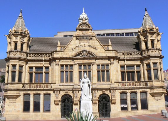 Wspaniała Biblioteka Główna znajduje się w Port Elizabeth w RPA - została oficjalnie otwarta w 1902 r. i jest uważana za doskonały przykład wiktoriańskiej architektury gotyckiej, z fasadą z terakoty wykonaną w Anglii. W 1903 r. wzniesiono i odsłonięto przy wejściu do niej - majestatyczny sycylijski marmurowy posąg królowej Wiktorii, który czuwa nad rynkiem. W Port Elizabeth w 1844 r. założono małe towarzystwo czytelnicze, znane jako Towarzystwo Informacyjne Port Elizabeth, które mieściło się w wynajętym pokoju nad sklepem. Czytelnia składała się głównie z angielskich magazynów i gazet londyńskich oraz głównych periodyków południowoafrykańskich publikowanych w tym czasie, a także niewielkiego zbioru książek. Obecnie jest to jedyny zabytkowy budynek w RPA wybudowany jako Biblioteka Publiczna, który nadal funkcjonuje zgodnie pierwotnym przeznaczeniem. 