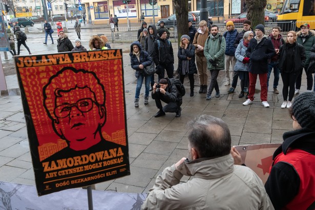 02.03.2020 Warszawa , ulica Rakowiecka 26 / 30 . Prokuratura Krajowa . Pikieta przeciwko dzialaniom organow scigania w sprawie morderstwa dzialaczki lokatorskiej Jolanty Brzeskiej . Fot. Jedrzej Nowicki / Agencja Gazeta