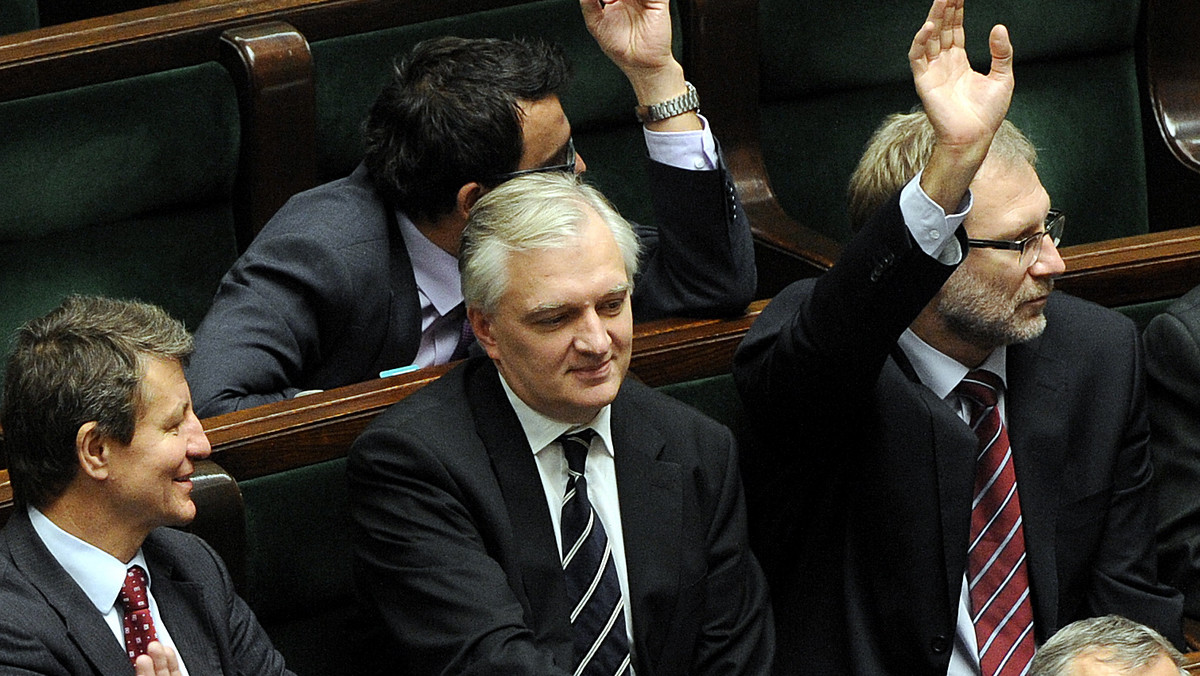 Sejm powołał komisję nadzwyczajną do rozpatrzenia projektów zmian w konstytucji i projektów ustaw z nimi związanych. W jej skład weszło 19 posłów. Szefem komisji został Jarosław Gowin (PO).
