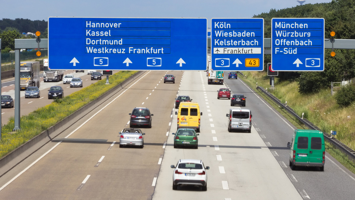 Komisja Europejska rozpoczęła postępowanie wobec Niemiec o naruszenie unijnego prawa przy wprowadzaniu myta od samochodów osobowych. Zdaniem KE niemieckie przepisy mogą pośrednio dyskryminować ze względu na przynależność państwową.