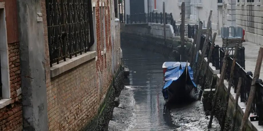 Gondola w kanale podczas silnego odpływu w Wenecji, 17 lutego 2023 r. Manuel Silvestri/Reuters