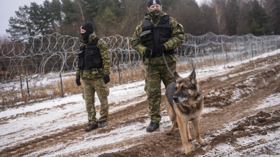 Strażnicy patrolują granicę polsko-białoruską. Kuźnica, 13 stycznia 2022 r.