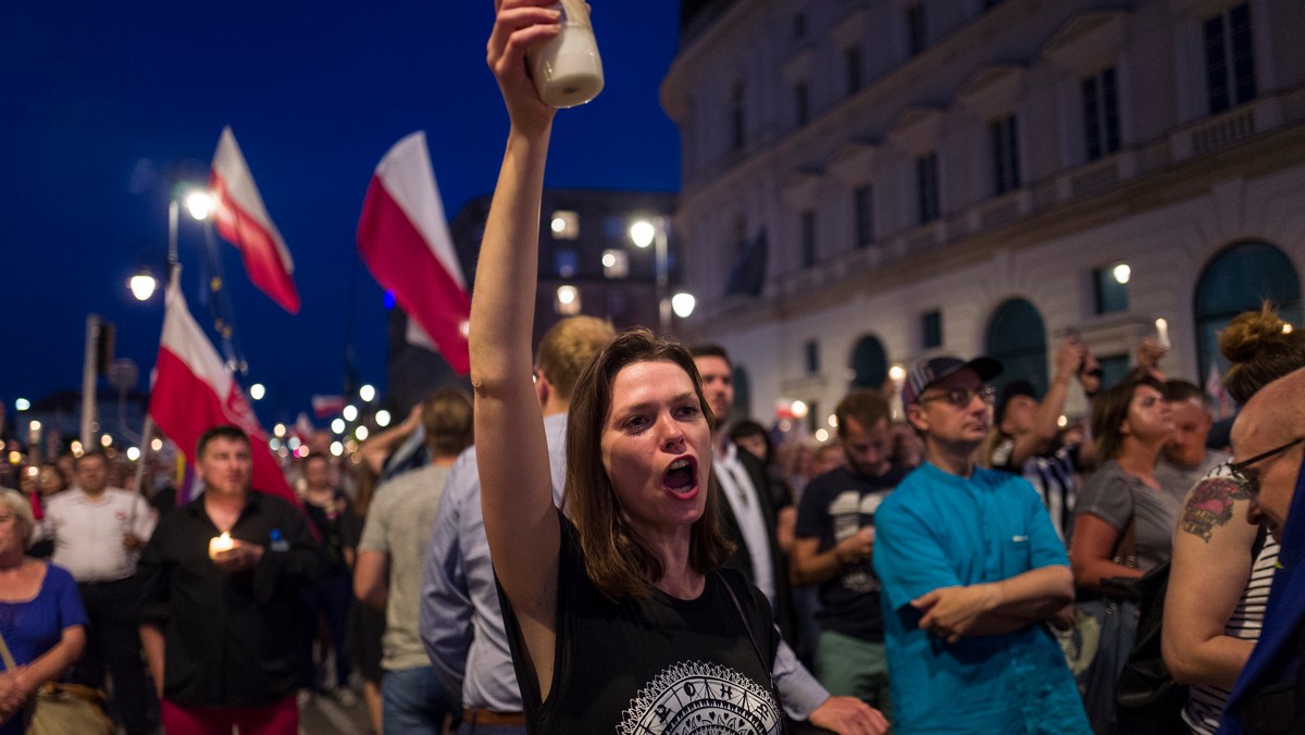 W pełnych togach i z podpisanymi przez kolegów i koleżanki listami protestacyjnymi w ręku przyjadą do Polski sędziowie z kilkunastu krajów Unii Europejskiej. Wezmą udział w sobotnim <a href="https://wiadomosci.onet.pl/kraj/protest-prawnikow-w-warszawie-marsz-tysiaca-tog-w-przyszla-sobote/rsf5j9m" id="539334fe-f3d8-4be1-a08c-f3c2bf1a4762" data-link-role-code="none">Marszu Tysiąca Tóg w Warszawie</a> w obronie niezawisłości sądownictwa w naszym kraju.