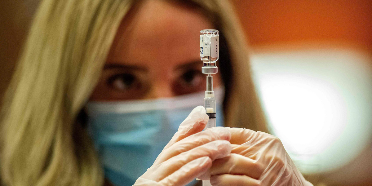 Z powodu rosnącej liczby zakażeń Polska może zdecydować się na przymusowe szczepienia dla wybranych grup zawodowych.