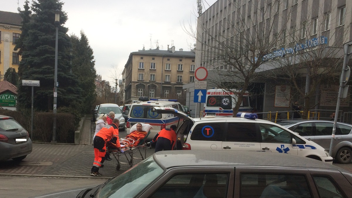 Kraków: Samochody blokują dojazd do szpitala im. Dietla. Radni nie chcą pomóc