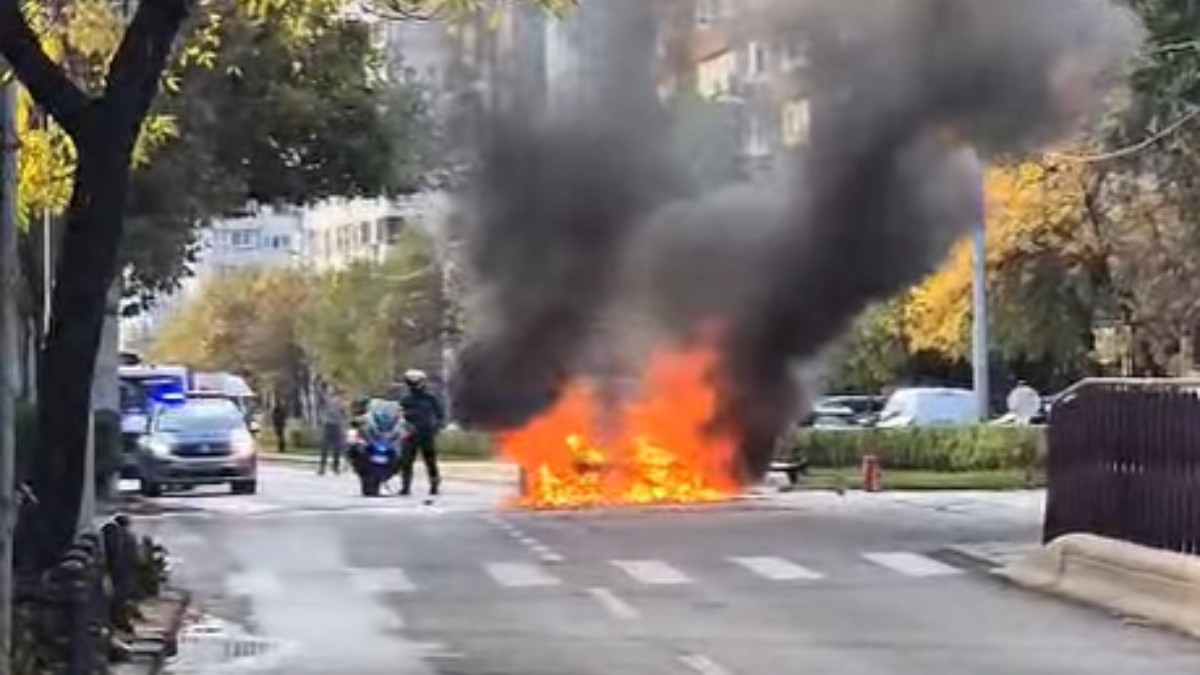 Mașină cuprinsă de flăcări pe Calea Vitan din București. Traficul din zonă a fost restricționat