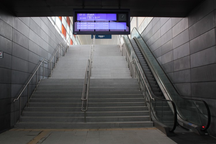 Z przejścia podziemnego na stacji Warszawa Stadion na peron można dostać się z pomocą schodów ruchomych oraz wind.