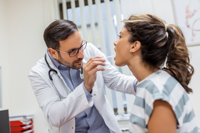 Ez a 3 tünet jelzi, hogy torokfájására már antibiotikum kell
