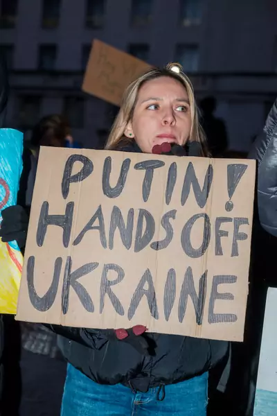 Protesty solidaryzujące z Ukrainą mają miejsce na całym świecie. Tutaj zdjęcia z Londynu / Ehimetalor Akhere Unuabona